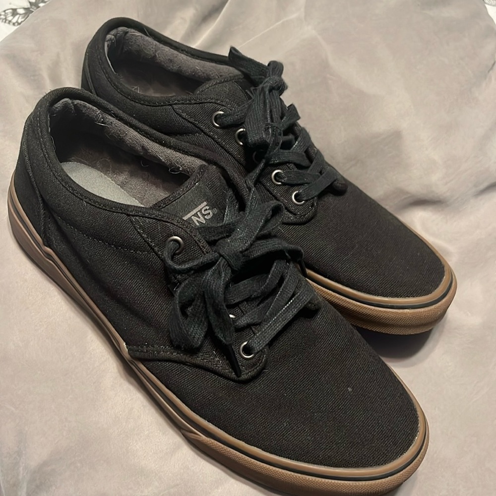 Men’s black/gum vans